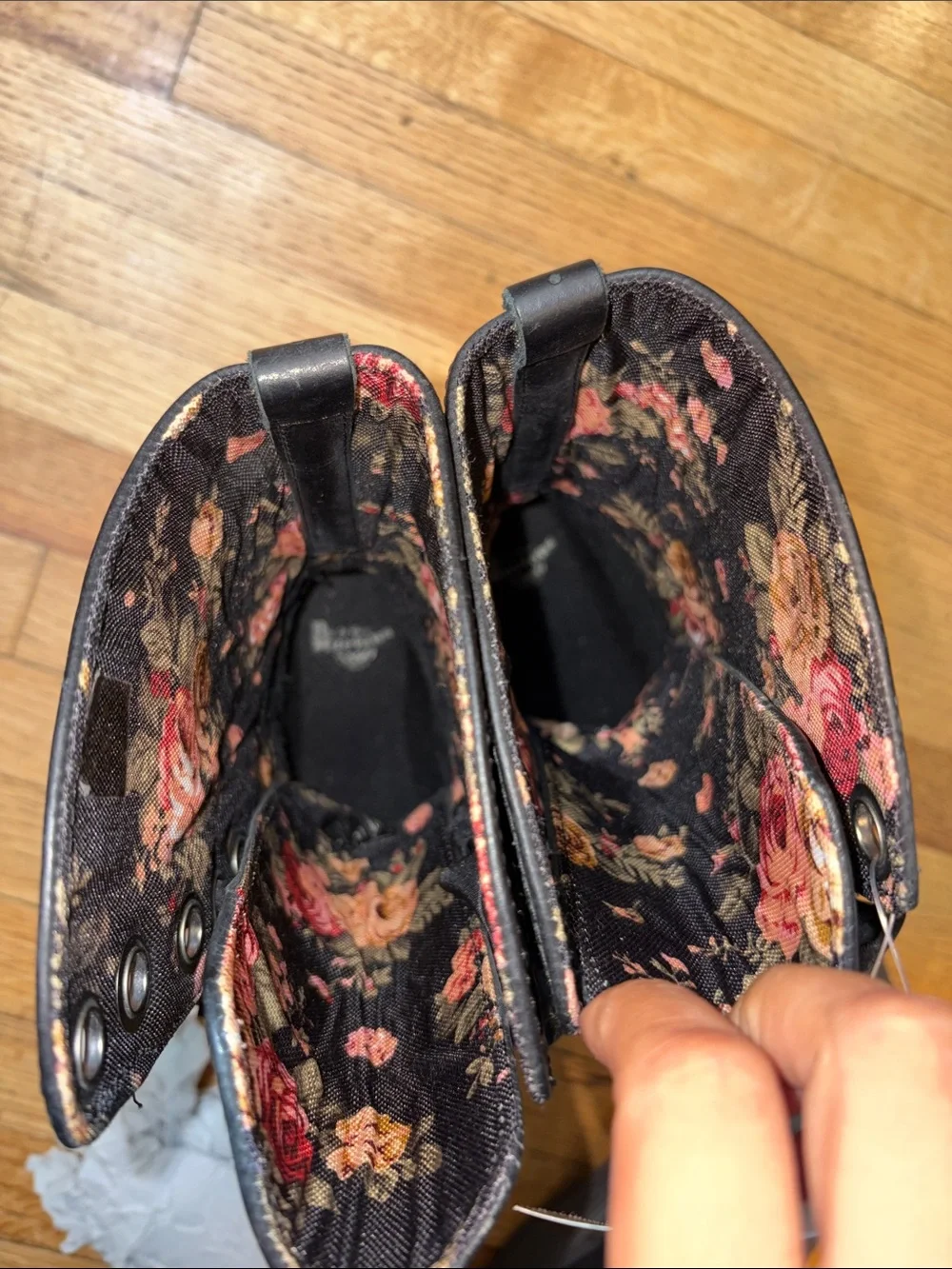 Dr. Martens Women's Triumph 1914 W 12-Eye Black Floral US 6